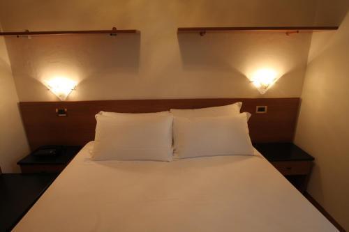 Street Hotel Comacchio Exterior photo