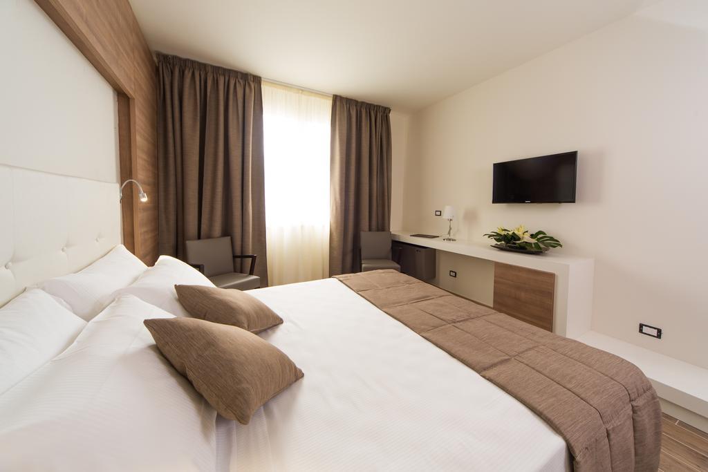 Street Hotel Comacchio Room photo